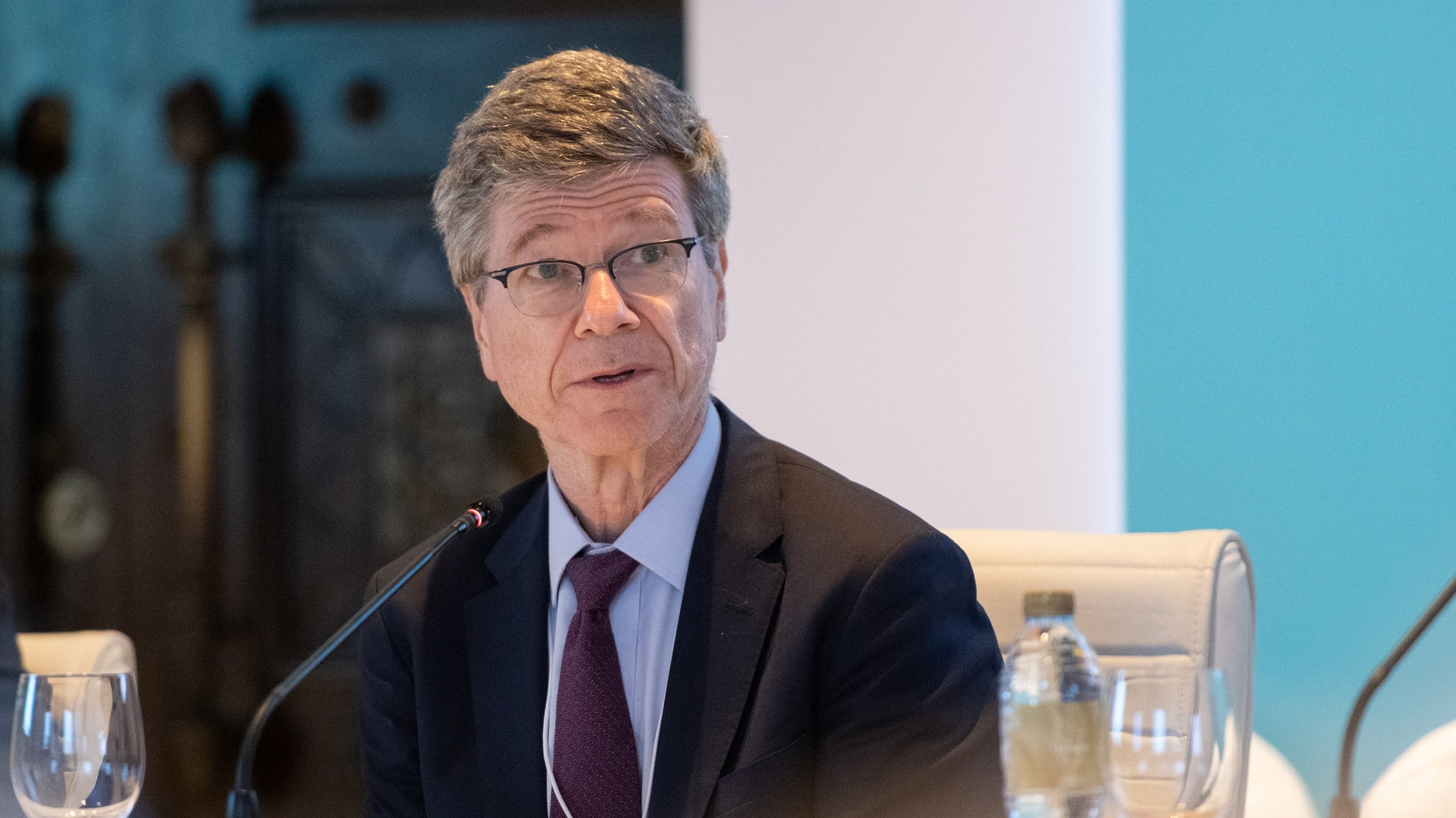 Jeffrey Sachs: liderii europeni sunt factotum ai serviciilor secrete