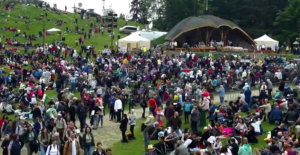 (VIDEO/FOTO) Preşedinta Ungariei, primită cu aplauze la Şumuleu Ciuc