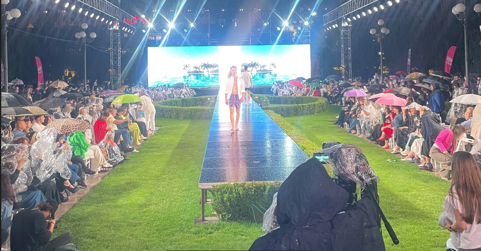 Paradă de modă pe o ploaie