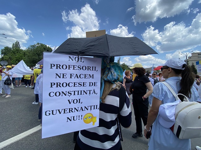 Mitingul profesorilor în mesaje și imagini (fotoreportaj)