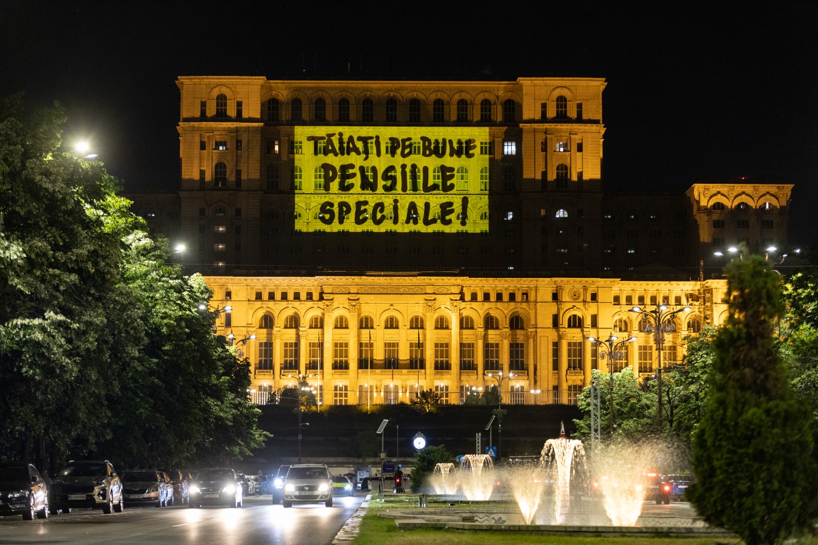 Mesaj uriaș, proiectat pe clădirea Parlamentului
