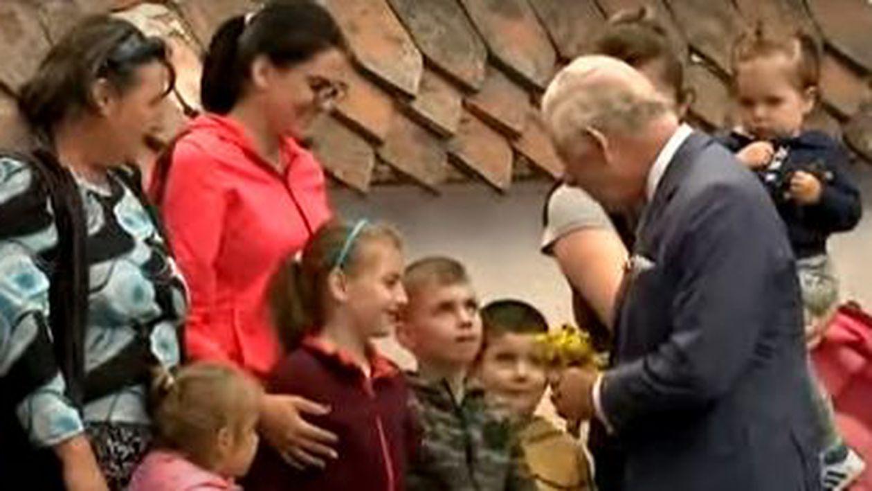 Regele Charles al III-lea, întâmpinat de localnicii din Valea Zălanului