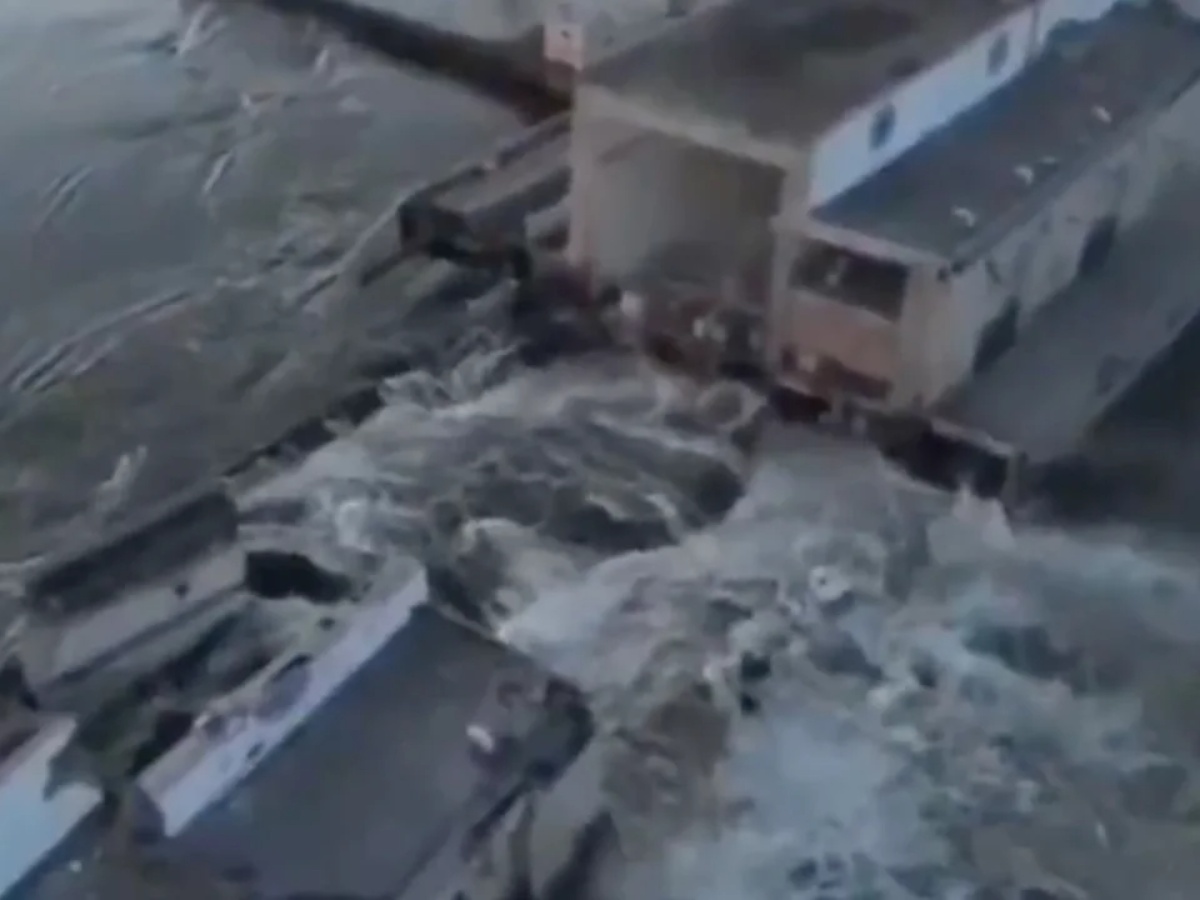 „Pericol. Faceți totul pentru a vă salva viața”. Baraj de lângă Herson, aruncat în aer