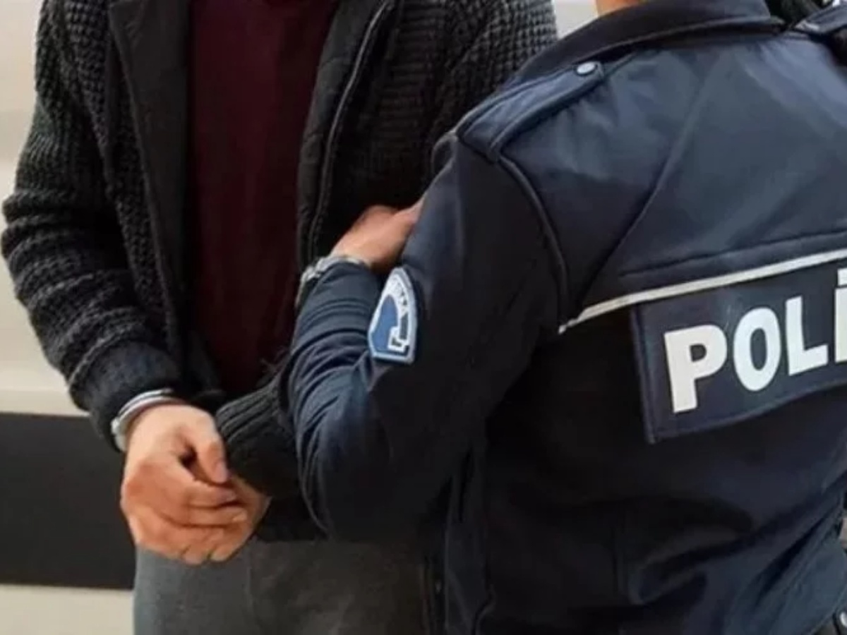 Băiat arestat pentru că a desenat o mustață