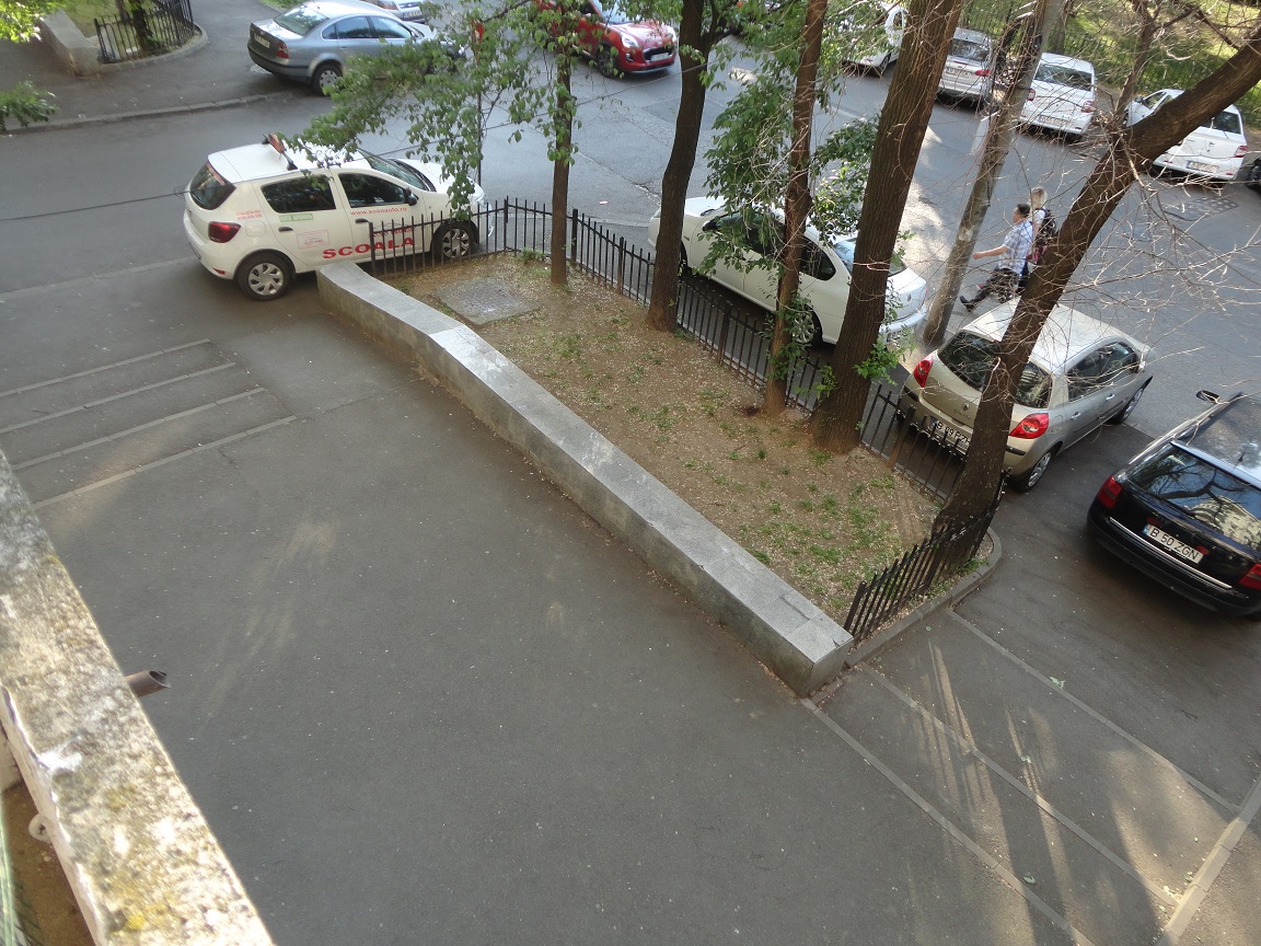 „Mașinile stau pe trotuare” sau „trotuarele stau sub mașini” ?