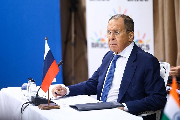 Adrian Severin: Șoricelul Aurescu aleargă după ursul Lavrov