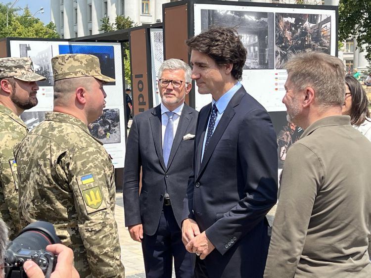 (VIDEO) Justin Trudeau nu s-a dus cu mâna goală la Kiev