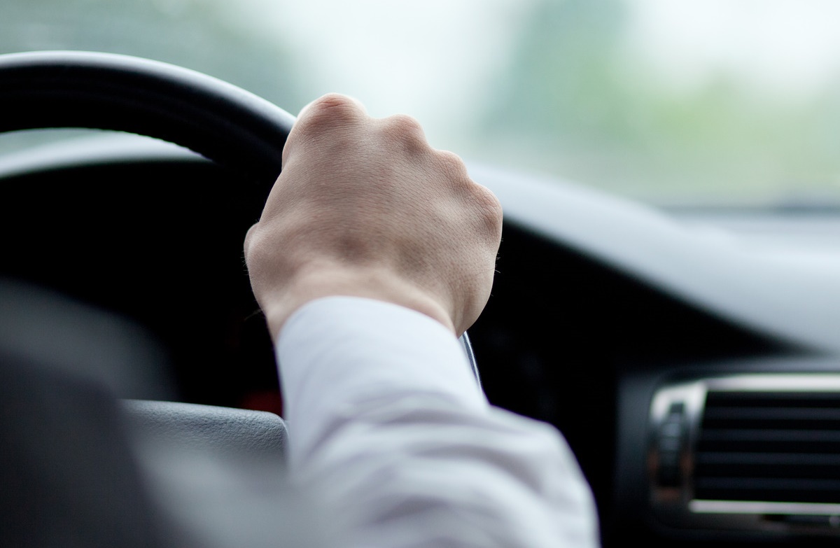 (VIDEO)Râsu-plânsu`! Drogat la examenul auto. A încurcat și plicurile…