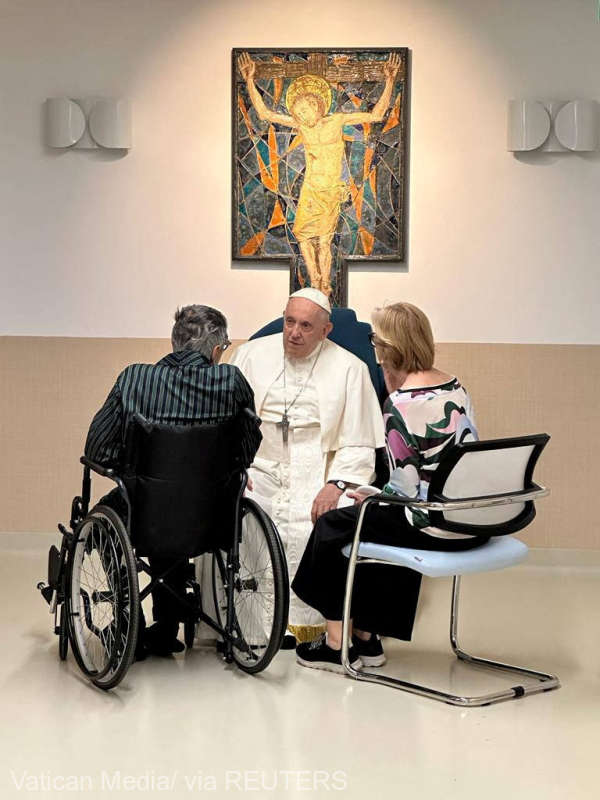 Primele imagini cu Suveranul Pontif după operație