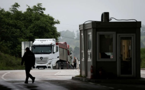 Kosovo şi-a închis frontiera pentru maşinile înmatriculate în Serbia