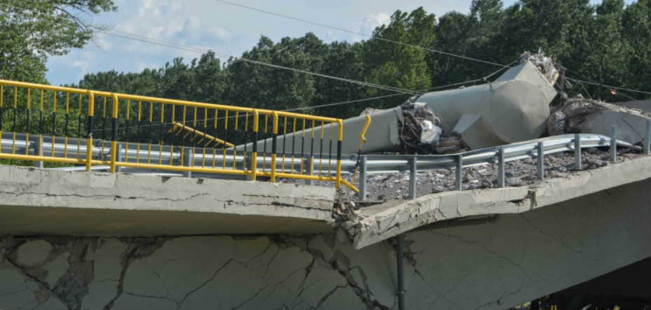 Pod prăbușit la Luțca: Firma fostului vice al CJ Neamț, iertată