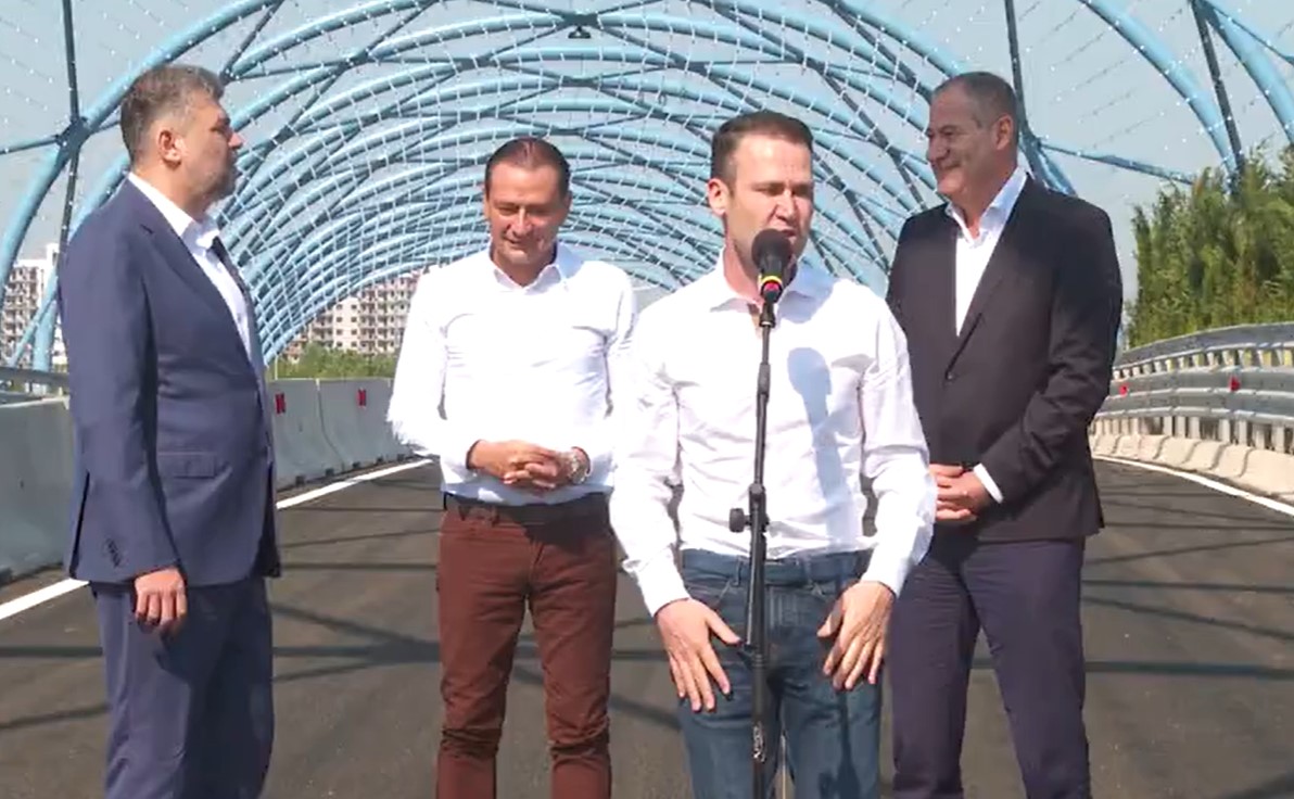 Un pasaj, patru oficiali