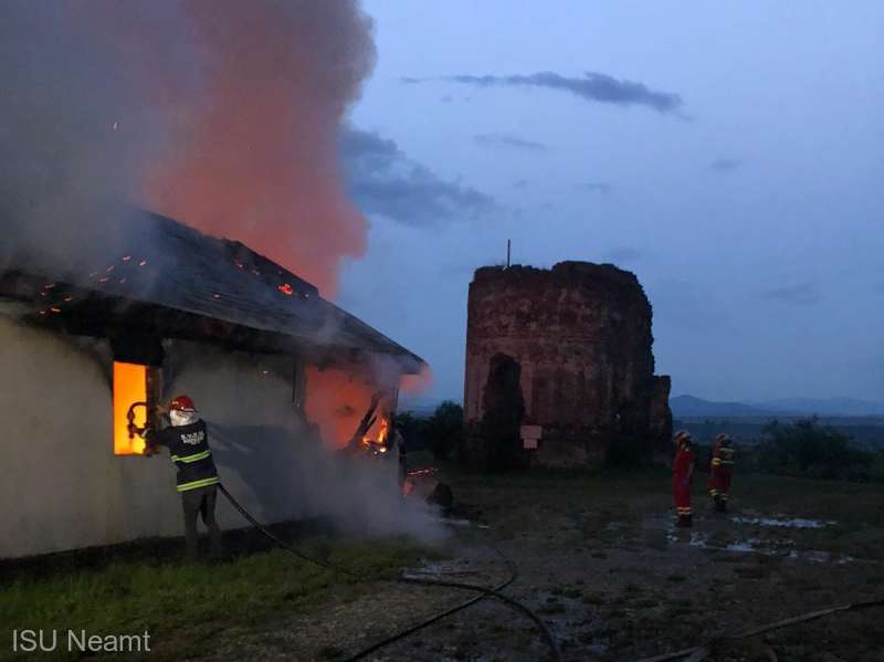 (FOTO) Schit, lovit de trăsnet în Neamț