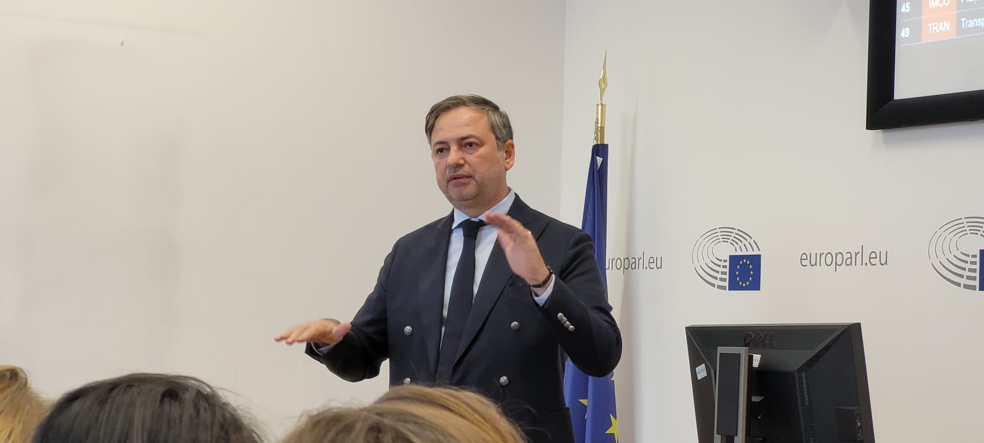 Premierul, atacat din PNL: Să îşi depună mandatul