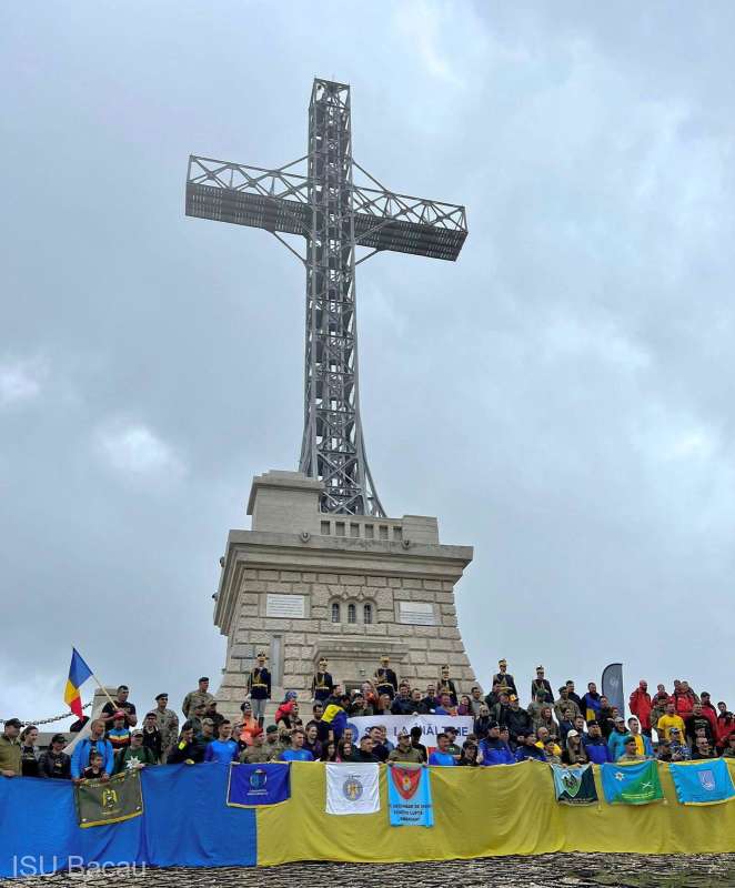 (FOTO) Drapelul, urcat pe vârful Caraiman și în Munţii Buzăului