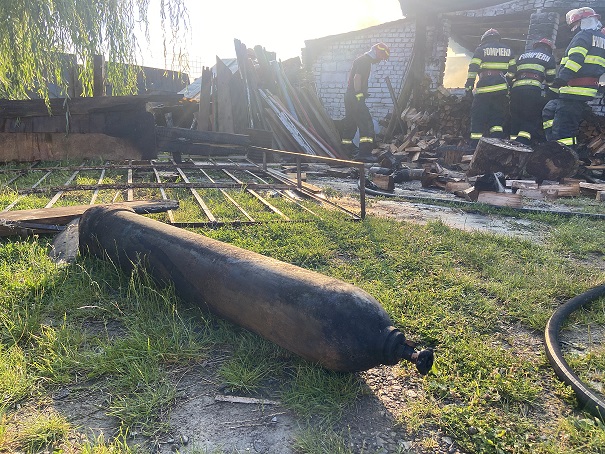 Incendiu la un „depozit” cu butelii de pe litoralul Hunedoarei