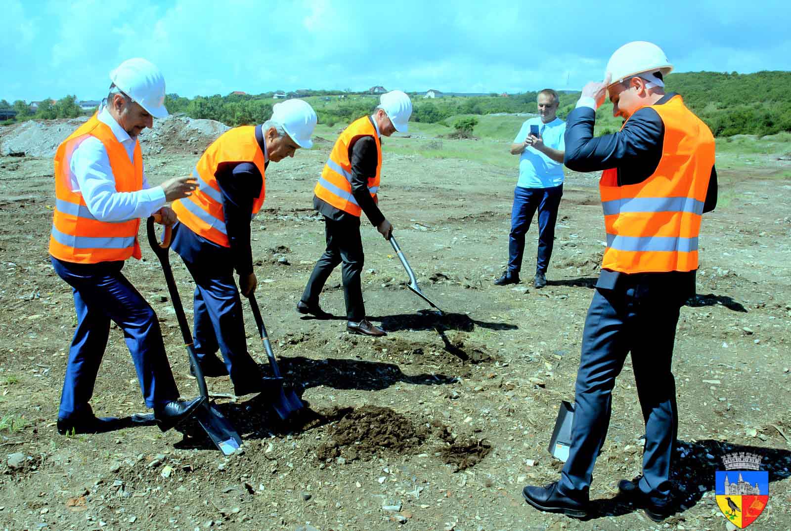 Trei cu mapa se dau cu sapa