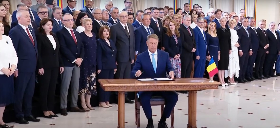 AUR: Iohannis a oficiat slujba de înmormântare a educației
