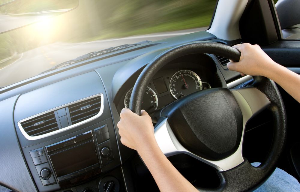 Plimbări cu mașina pe banii unei societăți comerciale (VIDEO)