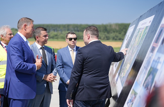 Ce se mai laudă oficialii!