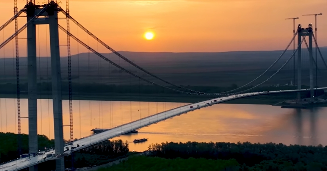 Zarvă mare! Tentativă de sinucidere pe celebrul pod de la Brăila