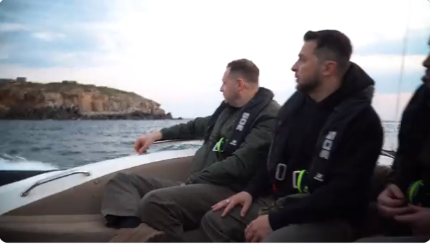 (VIDEO) Zelenski, pe Insula Șerpilor în cea de-a 500-a zi de război