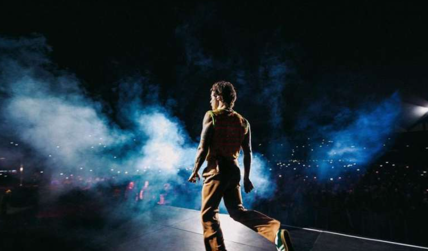 (VIDEO) Momentul în care un cântăreț celebru e lovit în față