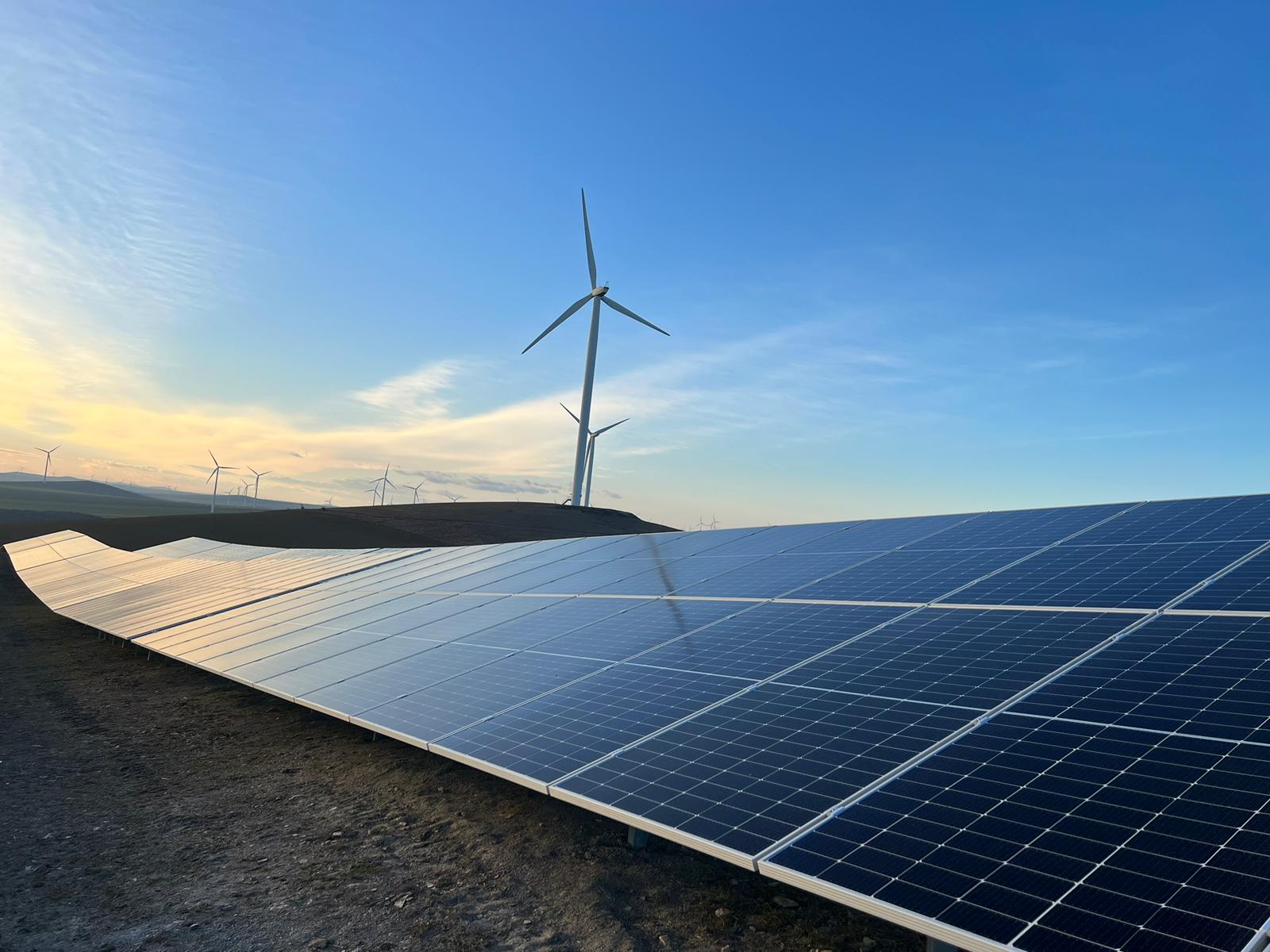 Prima centrală mixtă eoliană și solară din țară