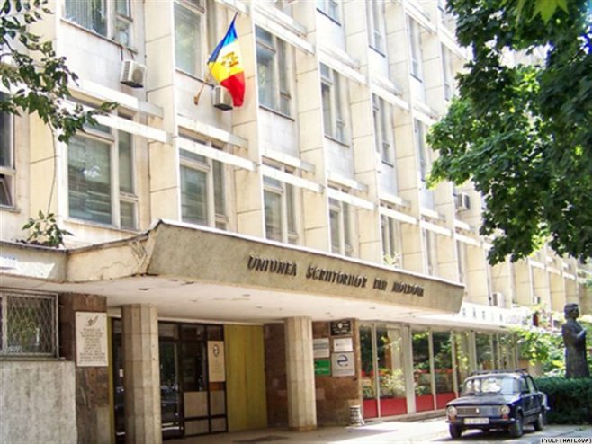 Vasile Ernu: „Vocea poporului a fost poleită cu AUR”