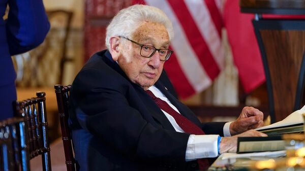 Lumea întreagă oftează după Kissinger. Și Putin îl laudă