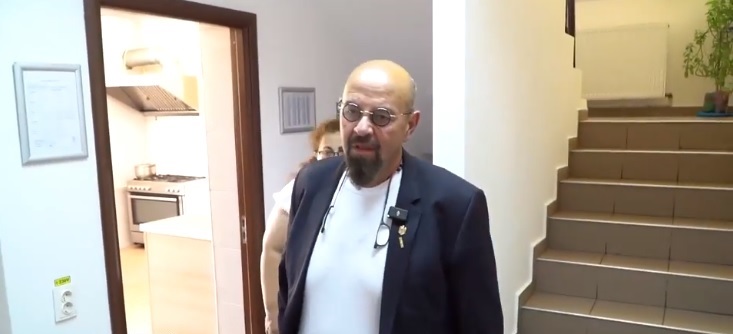 Piedone, pus la colț pentru limbaj:”Ce faci, păpușă?”