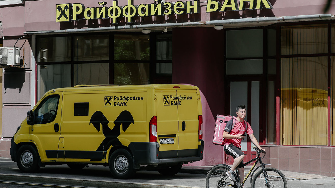 Raiffeisen, între ciocan și nicovală în Rusia