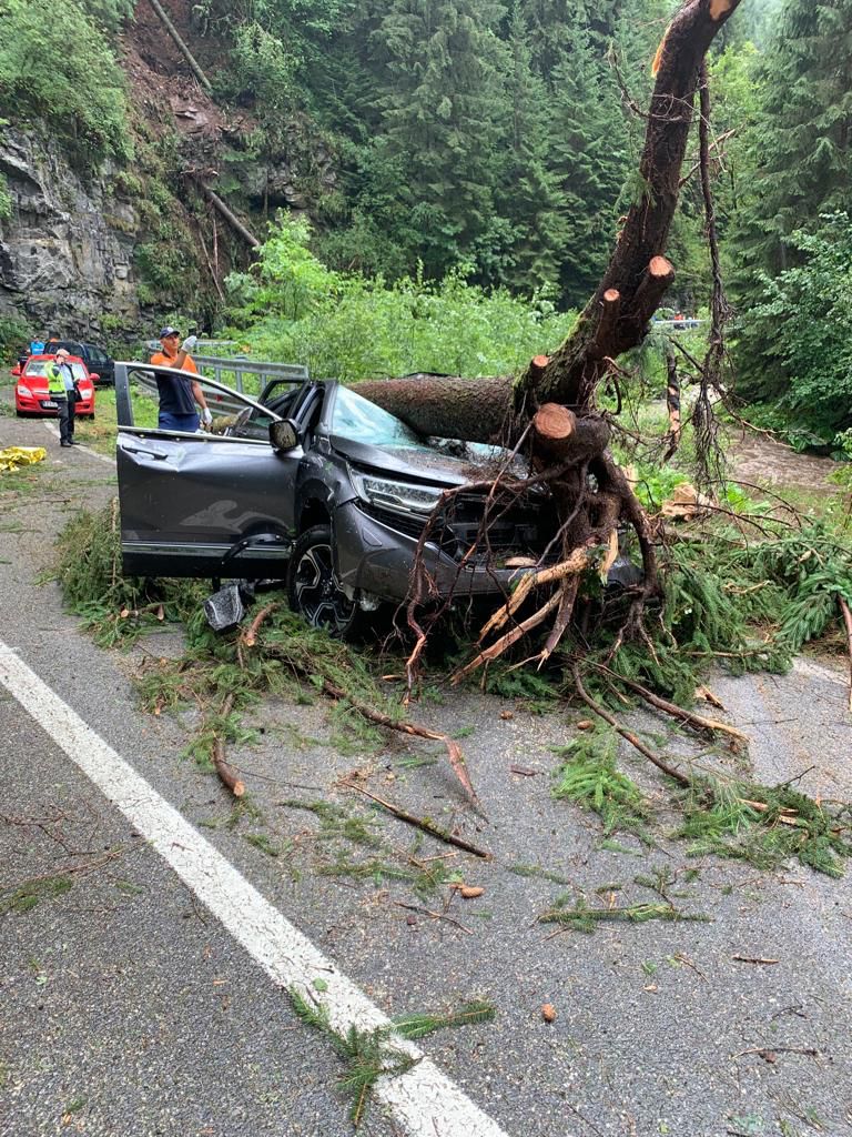 Tragedie pe Transalpina: Femeie strivită în maşină