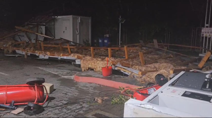 (FOTO) Aventura unui acoperiș prin Vaslui: a ”umblat” peste 100 de metri