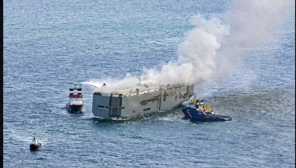 O navă plină cu mașini arde în larg