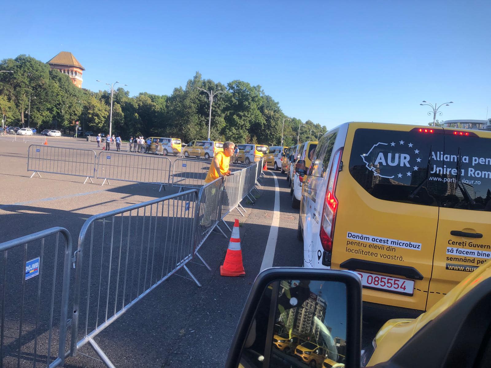 (VIDEO) George Simion s-a dus peste Guvern cu sosia lui Iohannis și cu microbuze