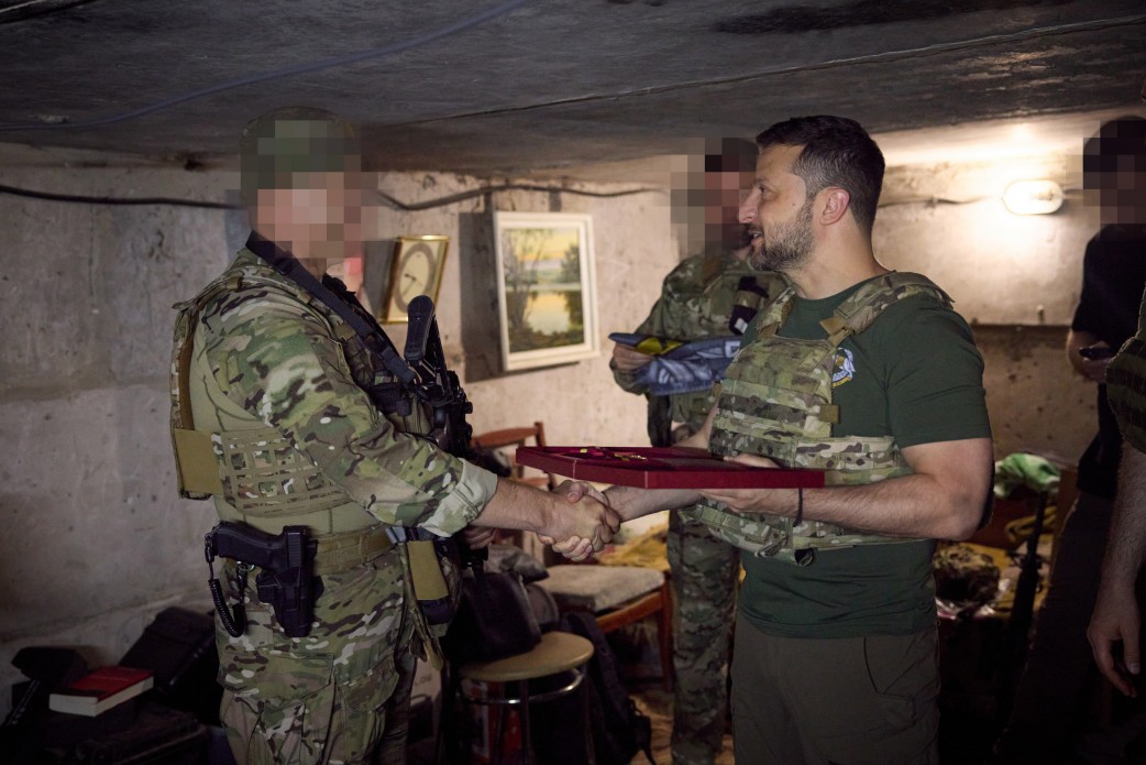 Zelenski a vizitat forţele speciale ucrainene de lângă Bahmut