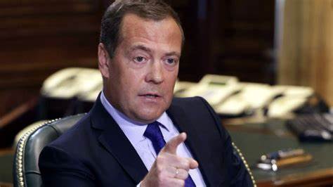 Medvedev vântură iar apocalipsa: „Am fi obligaţi”