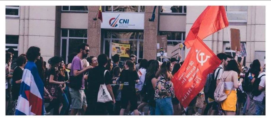 Marșul LGBT: Manifestanții, în frunte cu ambasadorul Marii Britanii, au defilat cu steagul URSS