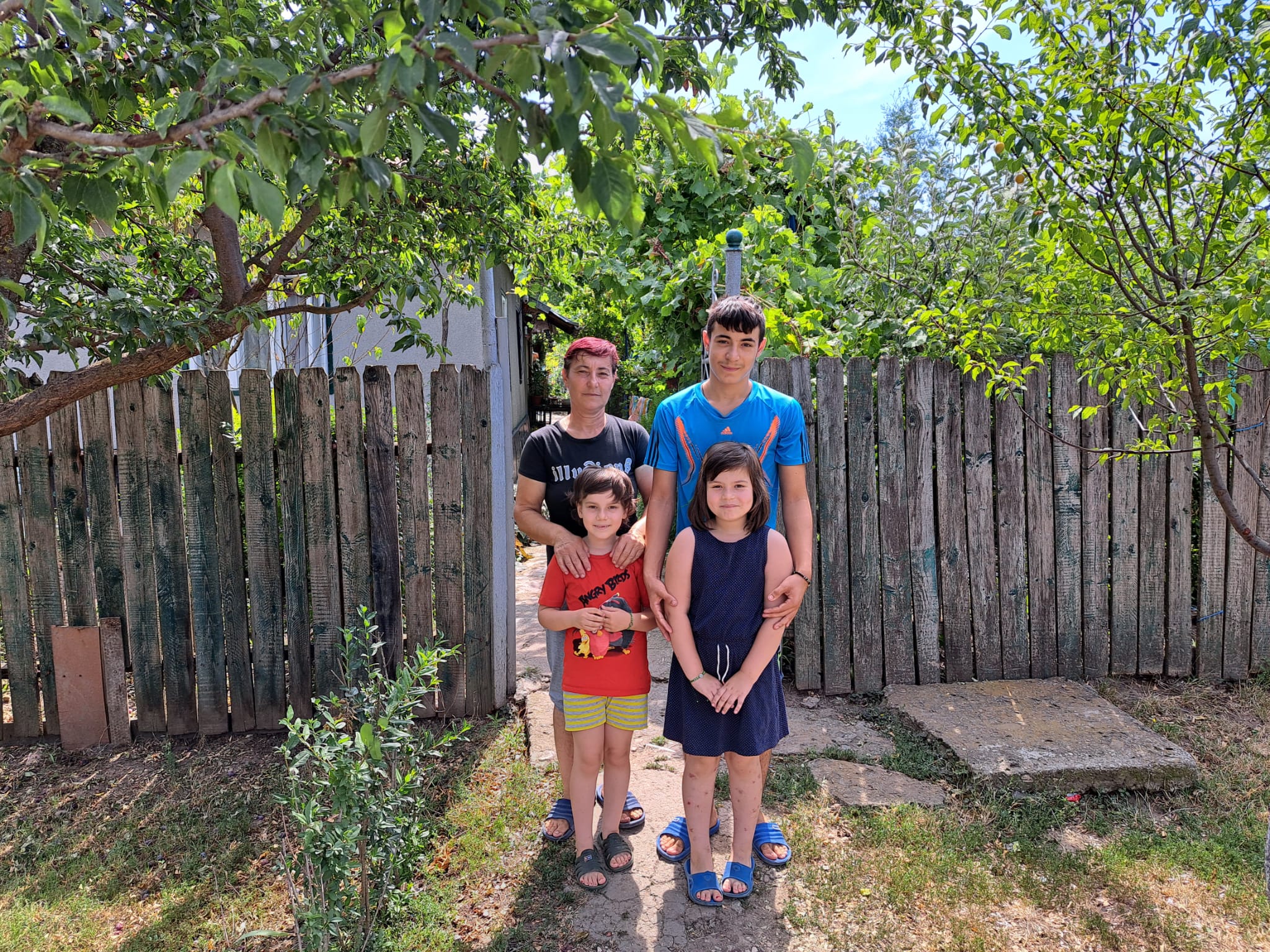 Ajută doi premianți să nu abandoneze școala