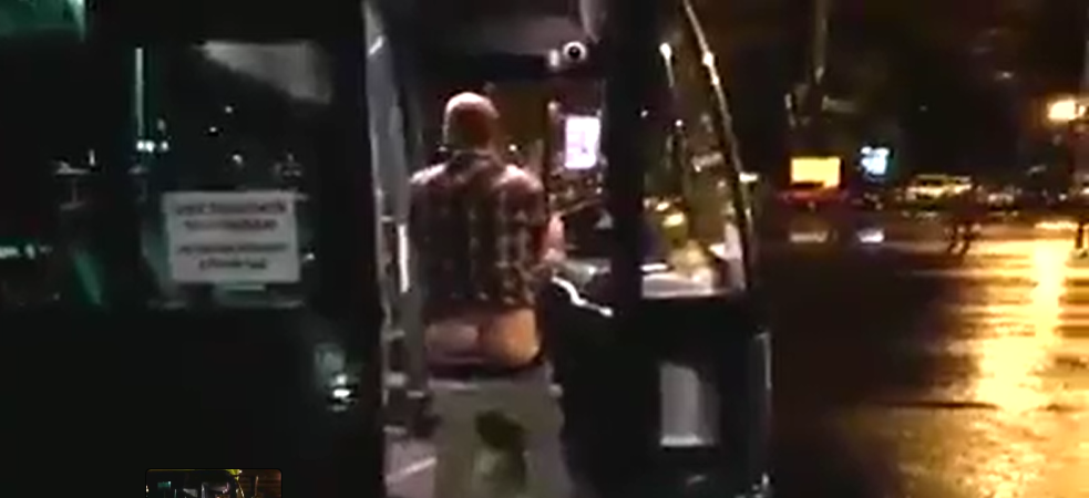 (VIDEO) „Șoferul lui Firea-Pandele” și-a dat jos pantalonii și a arătat fundul