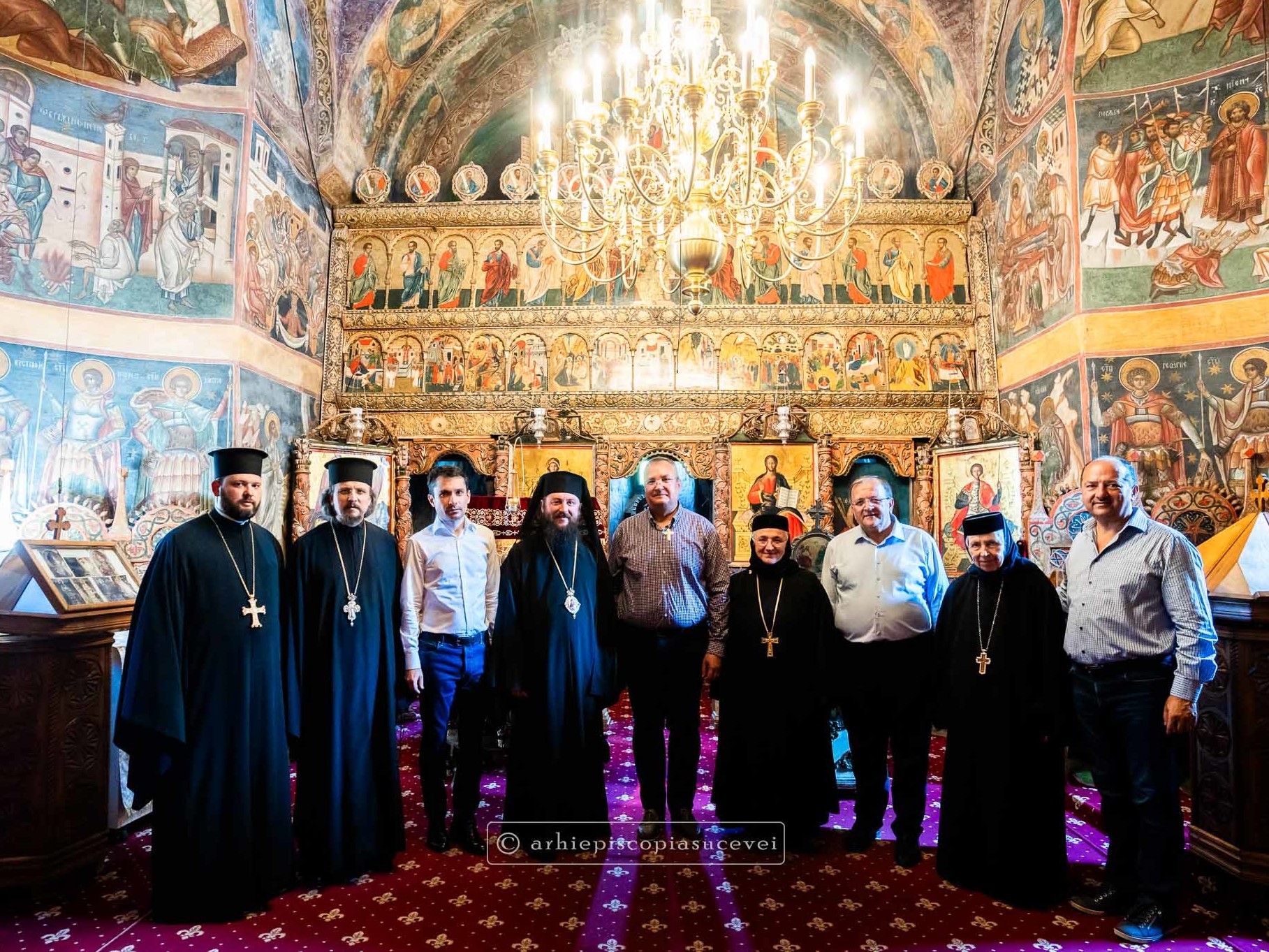 (FOTO) Ciucă, decorat de Arhiepiscopul Calinic: „Vă mulțumim pentru tot ce ați făcut”