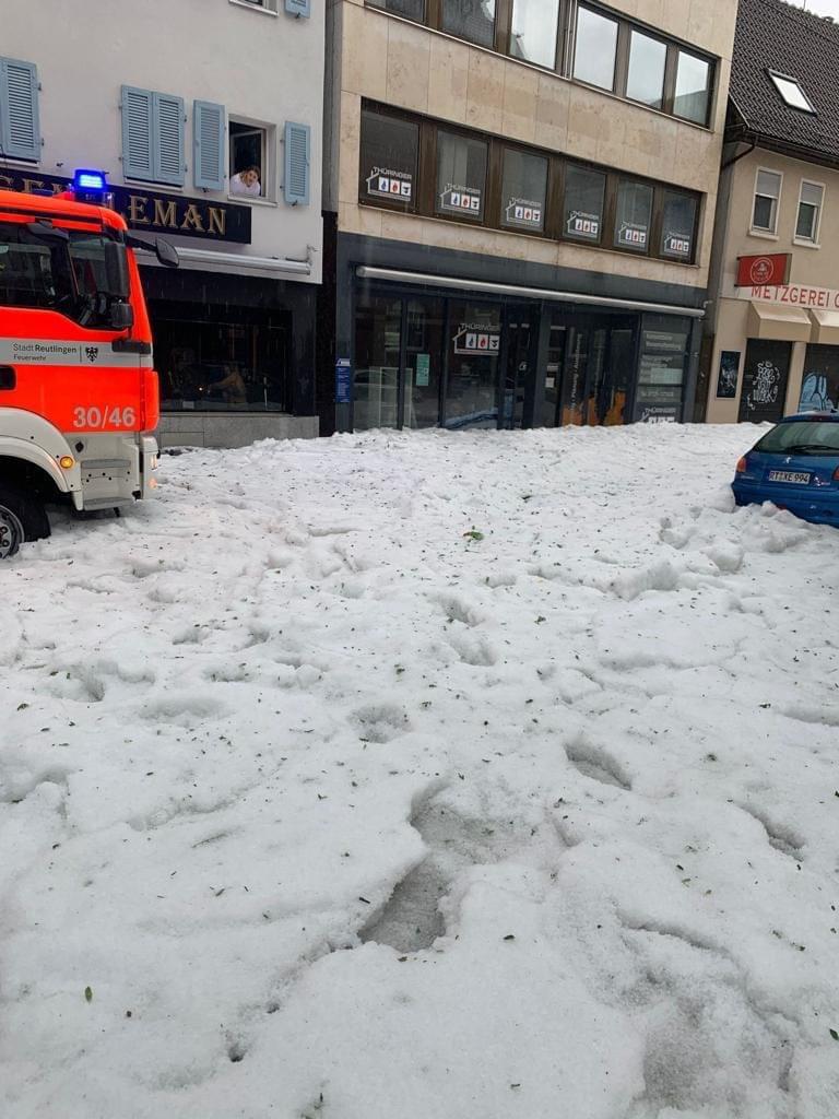 În Germania zici că-i iarnă! Au scos pluguri de zăpadă pe străzi