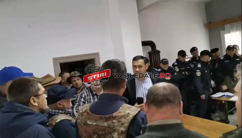 (VIDEO) Noi vrem pământ! Localnici din Borșa au dat buzna la Poliție