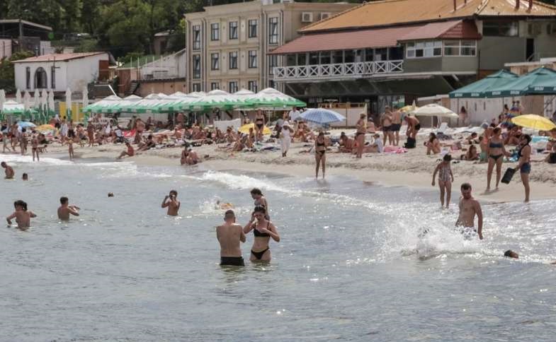 Unii pe front, alții la plajă