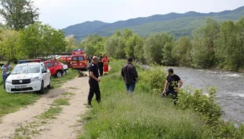 Luată de curenți. O femeie a murit  într-un râu din Hunedoara
