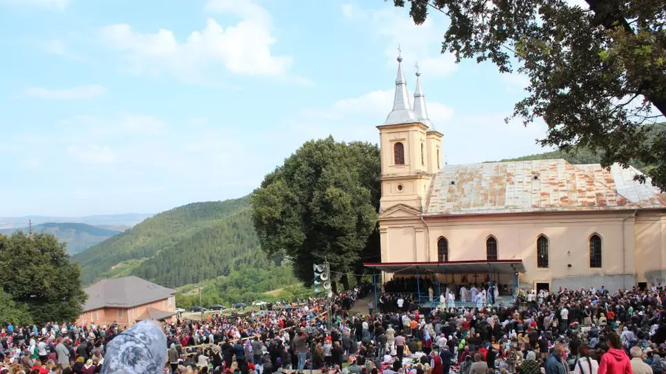 Sub cerul liber, la Mănăstirea Nicula