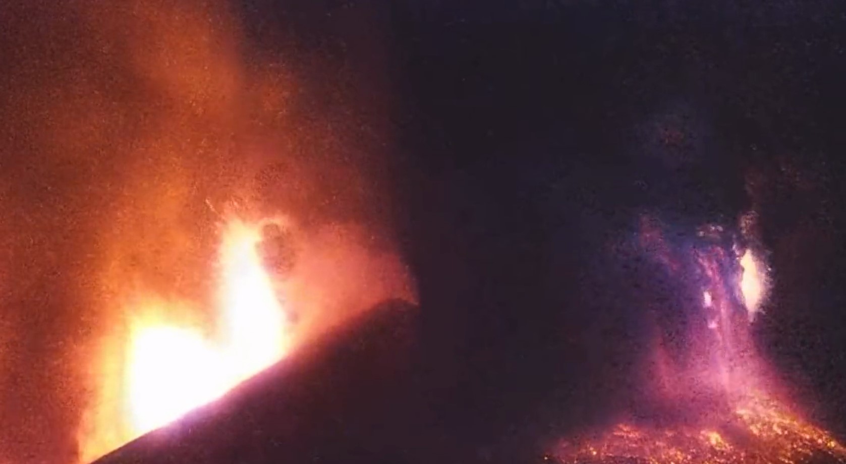 Un vulcan a erupt pe o insulă turistică