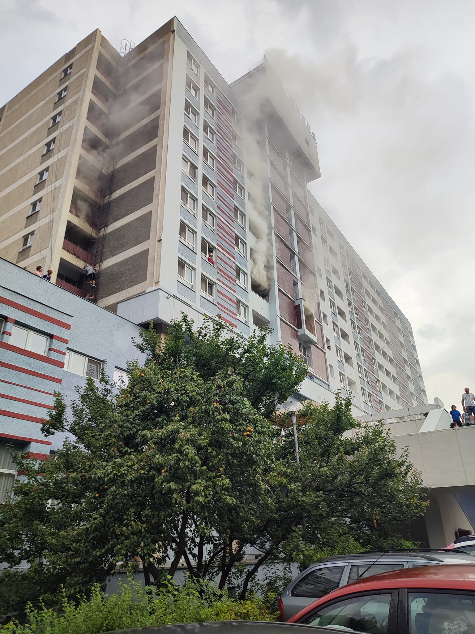 (VIDEO) Incendiu la hotel: Turiști evacuați pe scara de urgență
