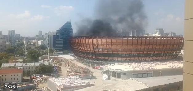(VIDEO) Arde o arenă în Rusia